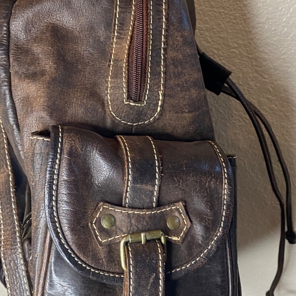 Vintage oversized leather backpack (1980’s) - Picture 12 of 16
